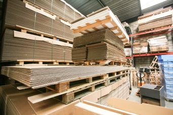 Stock permanent de carton et mousse